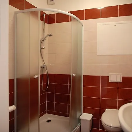 Alexandra Apartment *