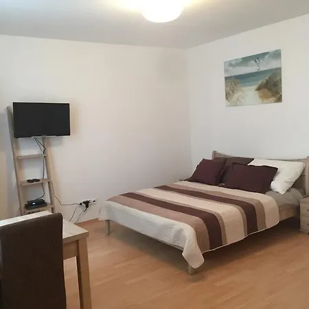 Alexandra Apartment *