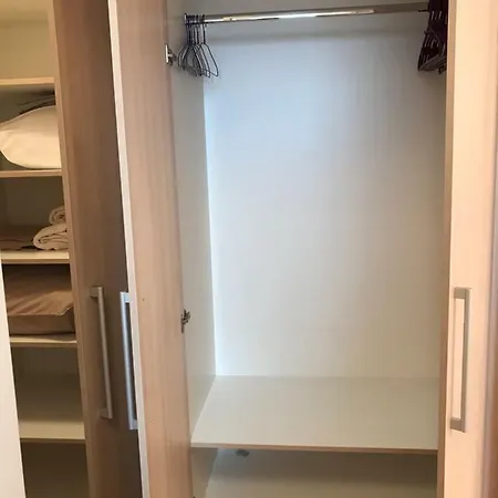Alexandra Apartment *